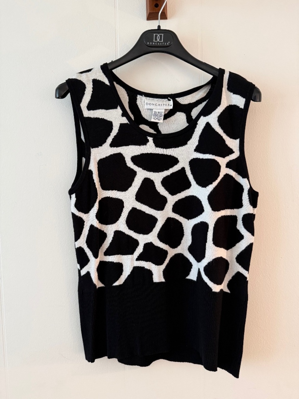VTG Medium Doncaster Sleeveless Knit Scoop Neck B&W Giraffe Shell